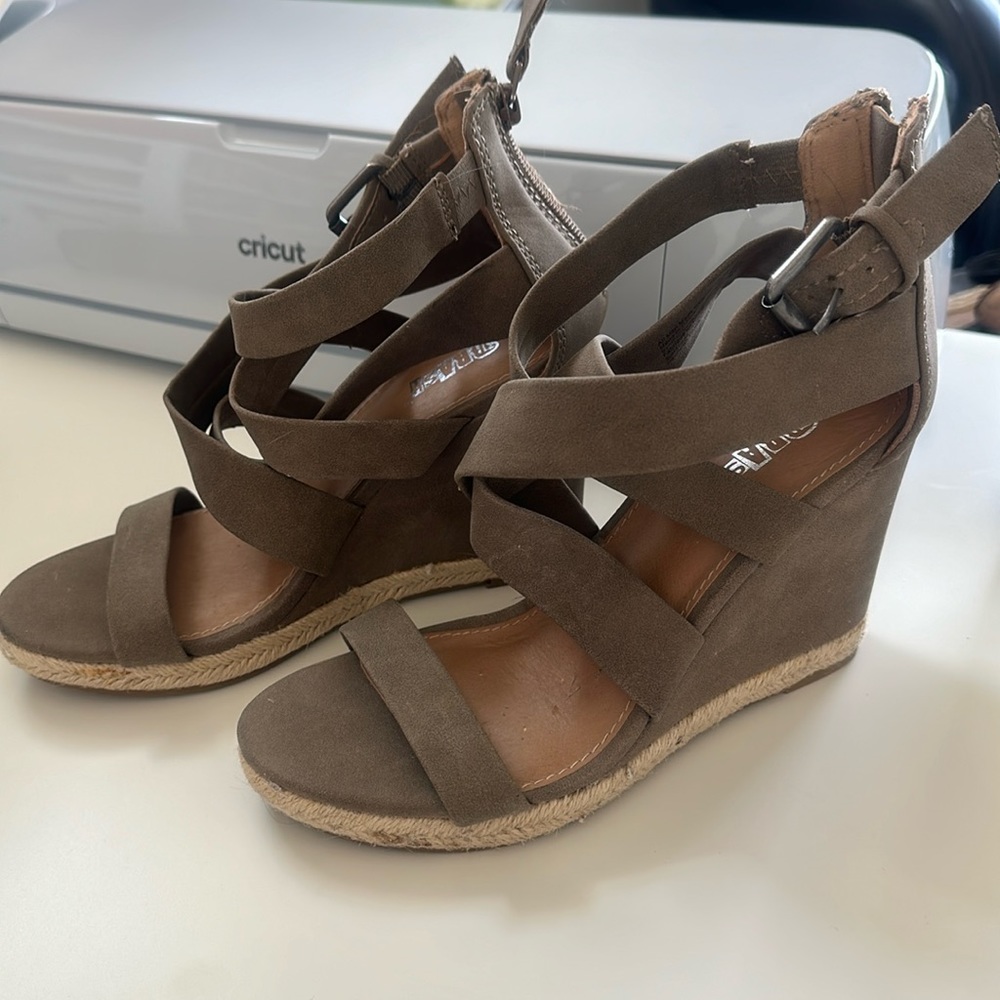 Brash strappy light brown sandals